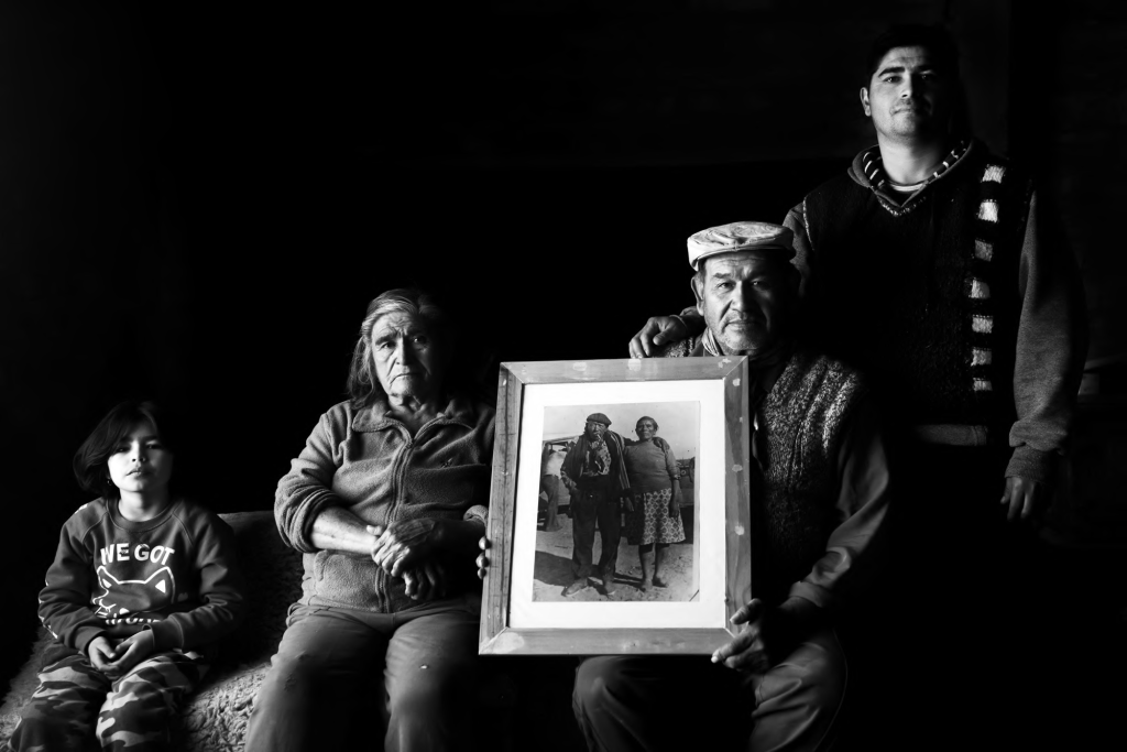 Foto de Pablo Piovano. 

Cuatro generaciones de la comunidad Fvta Xayen, cerca de Añelo, en el corazón de Vaca Muerta. Una de las tantas familias mapuche que viven hace más de cien años en estas tierras, y que son acusadas de ser “falsos mapuches”. Hoy sufren una nueva invasión: el fracking.